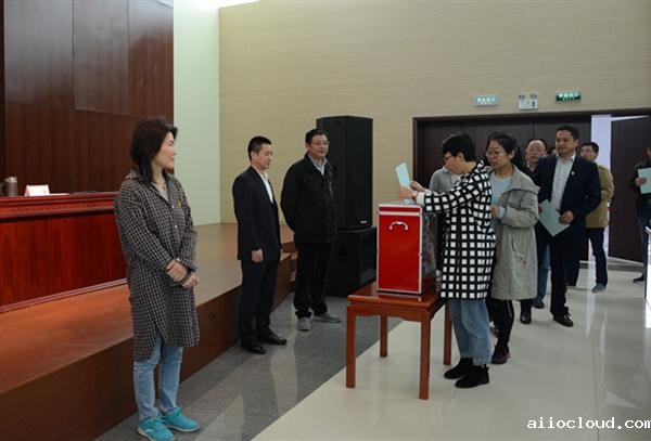 005图为党员在监票人的监督下依次投票.jpg 005图为党员在监票人的监督下依次投票.jpg